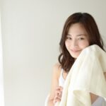 タオルで肌をこすらず優しく押さえて水分をとる女性