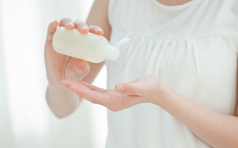 化粧水を手のひらに出す女性