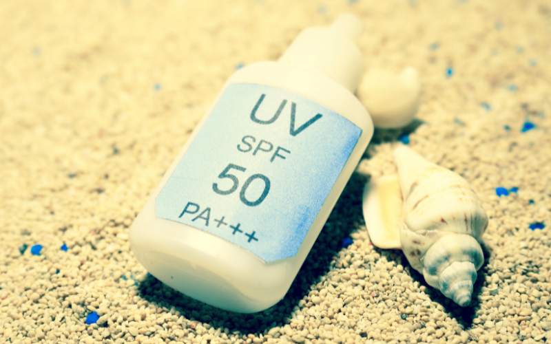 日焼け止めクリームの画像。ボトルにSPF50とPA＋＋と表記