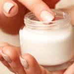 丁寧にスキンケアクリームを選ぶ、大人の肌ケアの時間