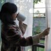 窓辺で静かに過ごす女性。人との距離を大切にしながら心を整える時間