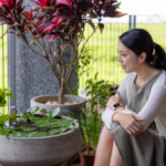 ベランダで静かに過ごしながら、自分の心と距離感を見つめる女性