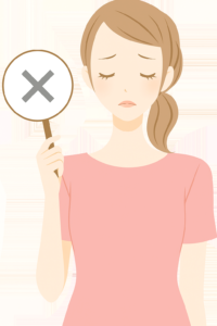 バツの札を片手に持った女性。残念な表情をしている。