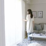 やわらかな光の部屋で、ひとり静かに過ごす女性の後ろ姿