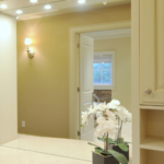 余白のある洗面台と鏡が映す、肌を守るためのシンプルなスキンケア空間