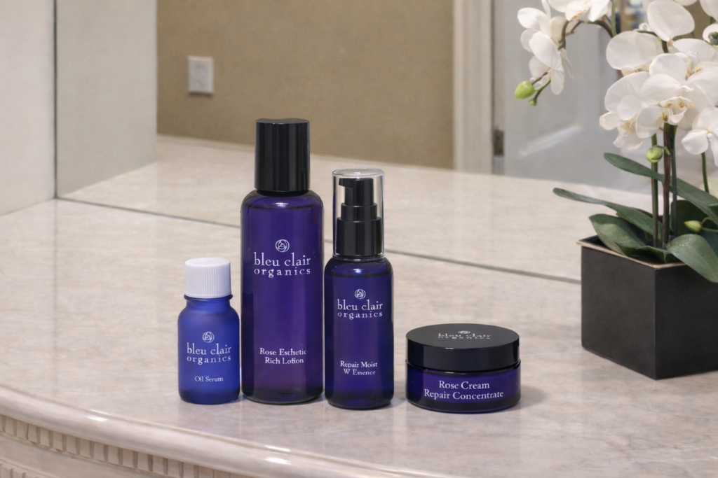 ブルークレールオーガニクスのスキンケアアイテム一式が洗面台に並んでいる様子