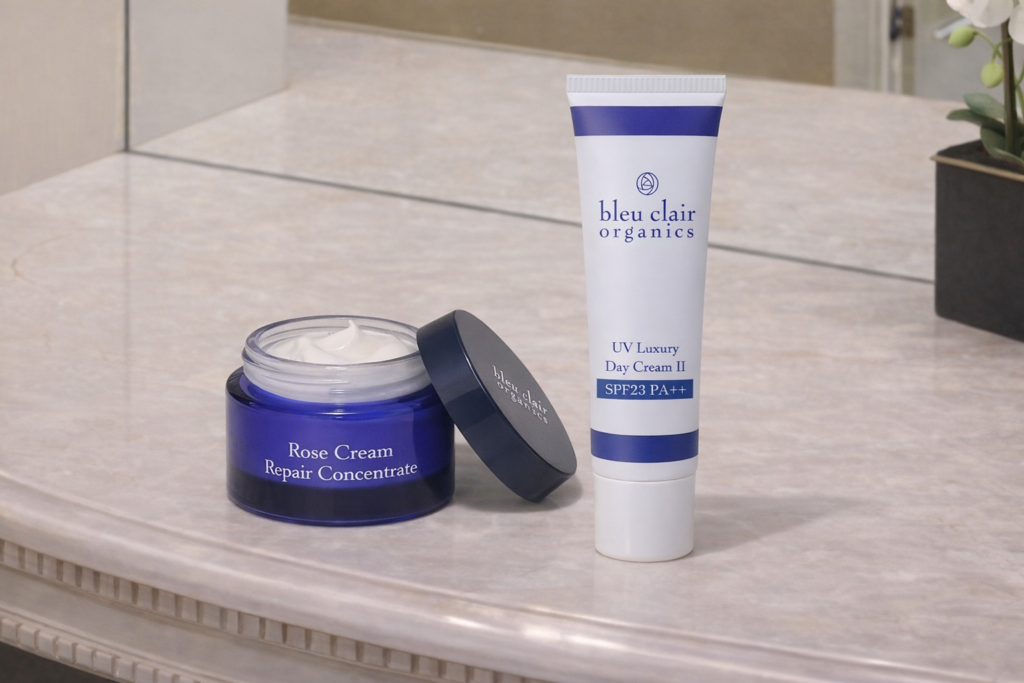 ブルークレールのローズクリームとUVデイクリームを洗面台に置いた写真