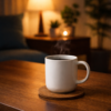 夜のリビングで湯気の立つマグカップと、静かな考えごとの時間