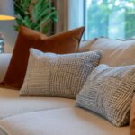 夜のリビングに置かれたソファとクッション、静かな時間のある空間