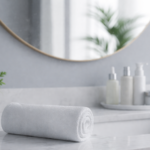 洗面台に置かれた白いタオルと、静かな朝のスキンケア空間