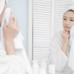 鏡の前で肌の状態を見つめる時間