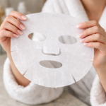 シートマスクを手に持つ女性の手元