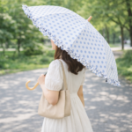 肝斑対策として日傘で紫外線を防ぐ女性のイメージ