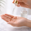 美容液を手のひらに垂らす様子。スキンケアの基本である保湿ケアを表したイメージ