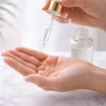 美容液を手のひらに垂らす様子。スキンケアの基本である保湿ケアを表したイメージ