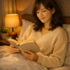 夜の静かな時間に、ベッドで読書をして過ごすリラックスしたひととき
